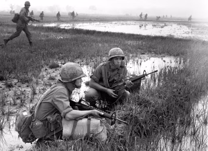 Những cánh đồng này còn là nơi rải... mìn cực kỳ hiệu quả. Thay vì phải dùng cuốc và xẻng, người lính du kích chỉ cần dùng tay không cũng có thể đào được hố chôn mìn do đất ruộng rất xốp và mềm. Nguồn ảnh: Vietnamwar.