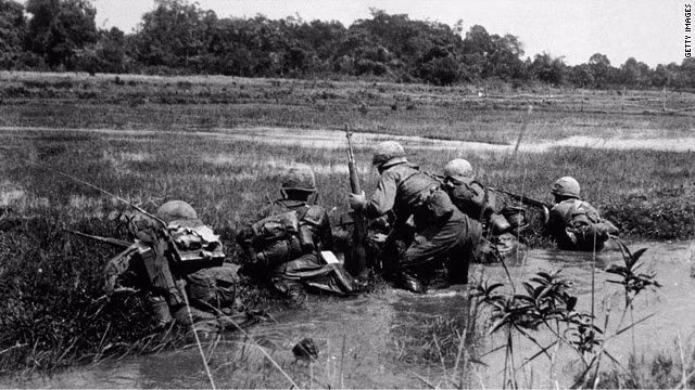 Khi bị tấn công giữa đồng không mông quạnh, lính Mỹ sẽ rất dễ rơi vào tình cảnh hoang mang khi tiến không được, ở lại cũng không xong, thậm chí còn chưa thể phát hiện ra lực lượng du kích của ta bắn ra từ đâu để đáp trả lại. Nói tóm lại, trong cuộc chiến này, lực lượng du kích sẽ nắm toàn quyền chủ động vì họ ở trong tối, quân đội Mỹ sẽ bị động vì họ như "cá nằm trên thớt", lực lượng du kích muốn thịt lúc nào cũng được. Nguồn ảnh: Global.