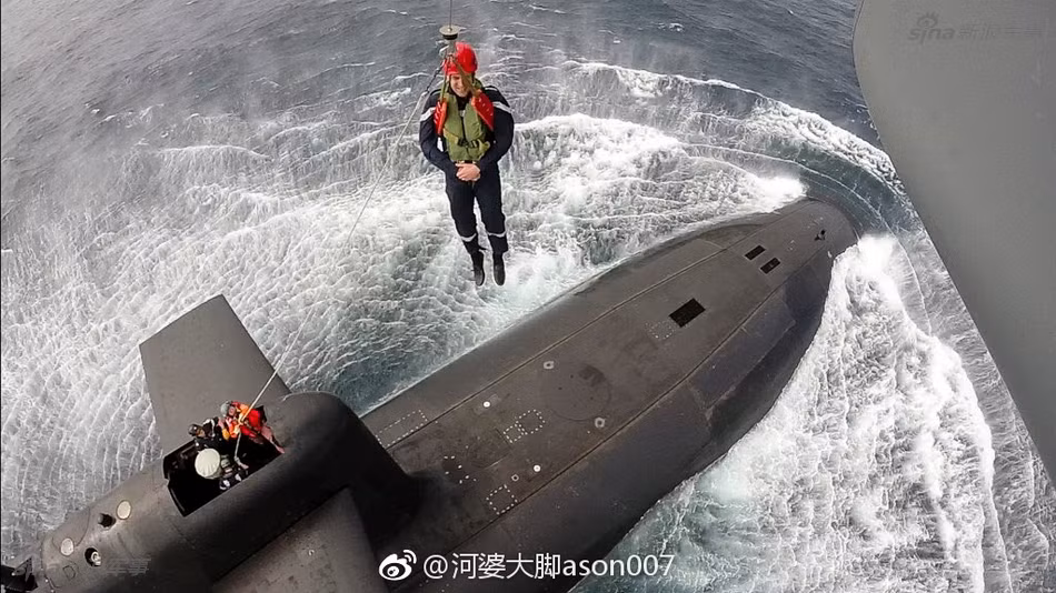 Hôm 5/7/2016, Tổng thống Pháp Emmanuel Macron đã đu dây từ trực thăng xuống thăm tàu ngầm hạt nhân của nước này, chiếc Le Terrible (S619). Trong tiếng Pháp, Le Terrible có nghĩa là "Khủng khiếp". Đây cũng là lần hiếm hoi trong lịch sử, Tổng thống của một quốc gia đu dây theo đúng nghĩa đen từ trực thăng xuống tàu ngầm. Nguồn ảnh: Sina.