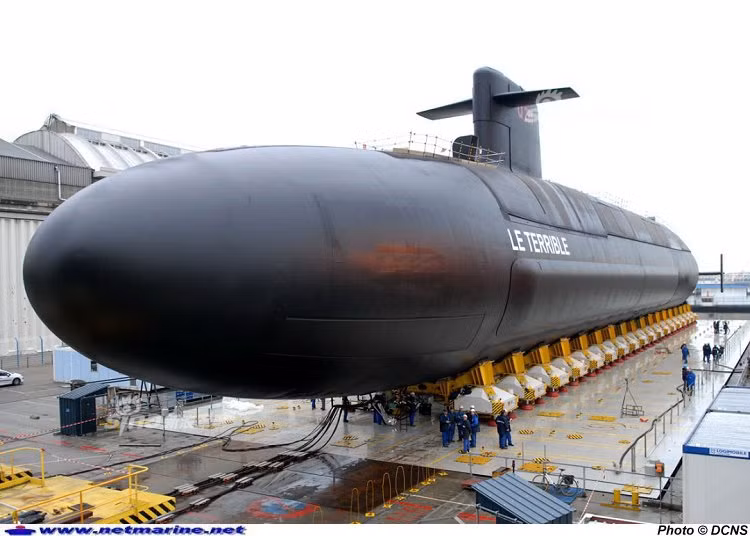 Tàu ngầm hạt nhân Le Terrible có độ giãn nước khi nổi đạt 12640 tấn, khi lặn đạt 14335 tấn, tàu có chiều dài tổng cộng 138 mét, lườn rộng 12,5 mét và mớm nước khi lặn đạt 10,06 mét. Nguồn ảnh: Sina.
