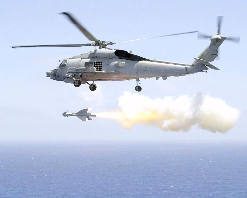 Cụ thể, các loại tên lửa AGM-119 Penguin có thể triển khai từ rất nhiều cơ cấu phóng khác nhau như từ trên máy bay trực thăng, máy bay chiến đấu hoặc trên tàu chiến. Tùy theo các phiên bản mà AGM-119 Penguin sẽ có trọng lượng vào khoảng 385 kg hoặc 370 kg, loại tên lửa này có chiều dài 3 mét, đường kính 28 cm và có khả năng mang theo đầu đạn nặng 120 kg. Nguồn ảnh: Sina..