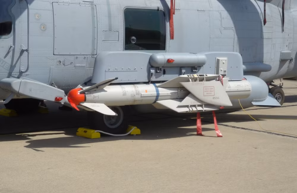 Hệ thống cánh có kết cấu khá phức tạp của AGM-119 cũng khiến nó mất thời gian để triển khai, thông thường khi được triển khai từ trên không, quả tên lửa sẽ rơi một đoạn cách xa ra khỏi cơ cấu phóng sau đó mới triển khai cánh đuôi và hệ thống phóng. Để quá trình khởi động diễn ra "trót lọt", cả bốn cánh đuôi cần phải được triển khai chính xác và cùng lúc, nếu có bất cứ sai sót gì tên lửa sẽ bay lệch hướng ngay lập tức. Nguồn ảnh: Militaryed.