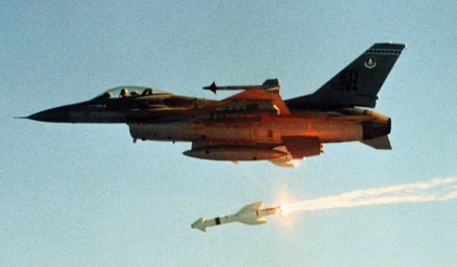 Tuy vậy, tên lửa AGM-119 cũng không phải là không có nhược điểm. Nhược điểm đầu tiên của nó đó là do bay ở độ cao thấp, tên lửa dễ bị nhiễu động bởi yếu tố tự nhiên và khó có thể triển khai trong trường hợp biển động mạnh, có mưa to, gió lớn và sóng cao. Nguồn ảnh: Global.