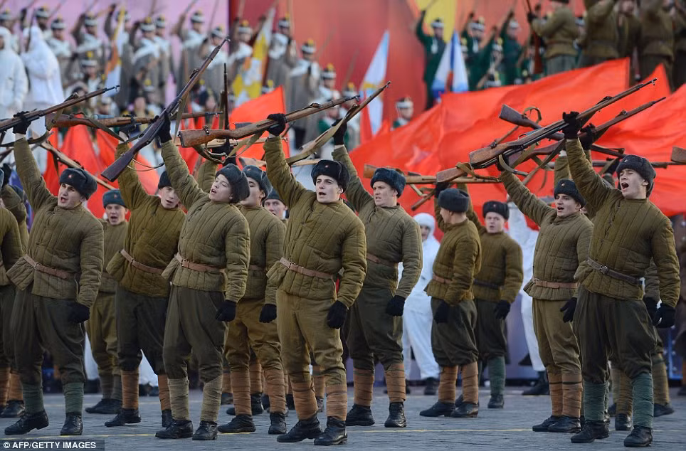 Từ năm 1941 cho tới năm 1943, đã có rất nhiều người lính Hồng Quân duyệt binh qua Quảng Trường Đỏ rồi đi thẳng ra chiến trường. Đặc biệt trong tháng 11/1941, quân Đức chỉ còn cách Moscow đúng 20 km và người dân bên trong thành phố có thể nghe rõ ràng thấy chiến sự đang diễn ra ác liệt ngay ngoài ngoại ô. Nguồn ảnh: DM.
