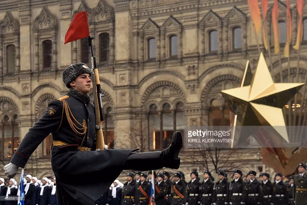 Giai ma doi Hong quan bat tu trong duyet binh Nga