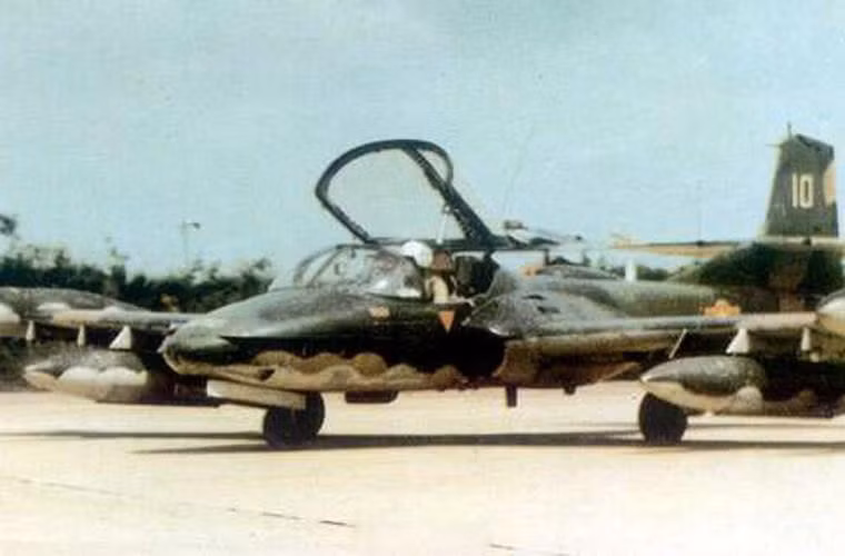 Máy bay cường kích A-37 được Việt Nam sử dụng sau khi thu giữ được từ VNCH. Mặc dù được xếp vào hàng máy bay cường kích, loại máy bay này vẫn có khả năng mang theo tên lửa đối không AIM-9 để thực hiện nhiệm vụ không chiến. Tới nay, các loại phương tiện chiến lợi phẩm của Mỹ và VNCH được ta thu giữ sau khi giải phóng miền Nam phần lớn đã hết niên hạ sử dụng và bị loại bỏ. Nguồn ảnh: QPAN.