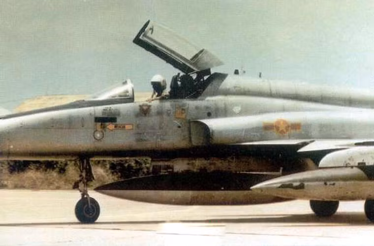 Đến năm 1975, Không quân Việt Nam trải qua cuộc "hiện đại hóa" lớn bằng việc thu giữ một loạt các chiến đấu cơ và trực thăng hiện đại từ VNCH. Ảnh: Chiến đấu cơ F-5 do Mỹ sản xuất phục vụ trong không quân ta sau khi bị thu giữ làm chiến lợi phẩm. Nguồn ảnh: QPAN.