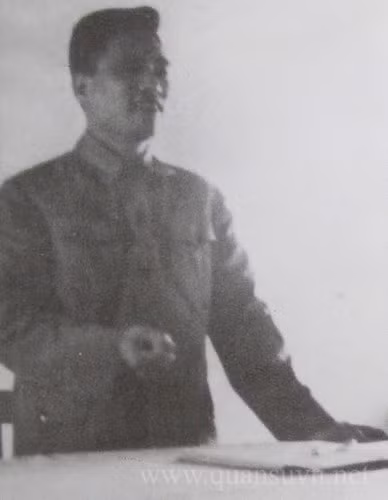 Đồng chí Văn Tiến Dũng thay mặt Quân ủy Trung ương và Bộ Tổng tư lệnh khen ngợi Không quân vận tải đã lập thành tích xuất sắc phục vụ chiến trường. Nguồn ảnh: QSVN.