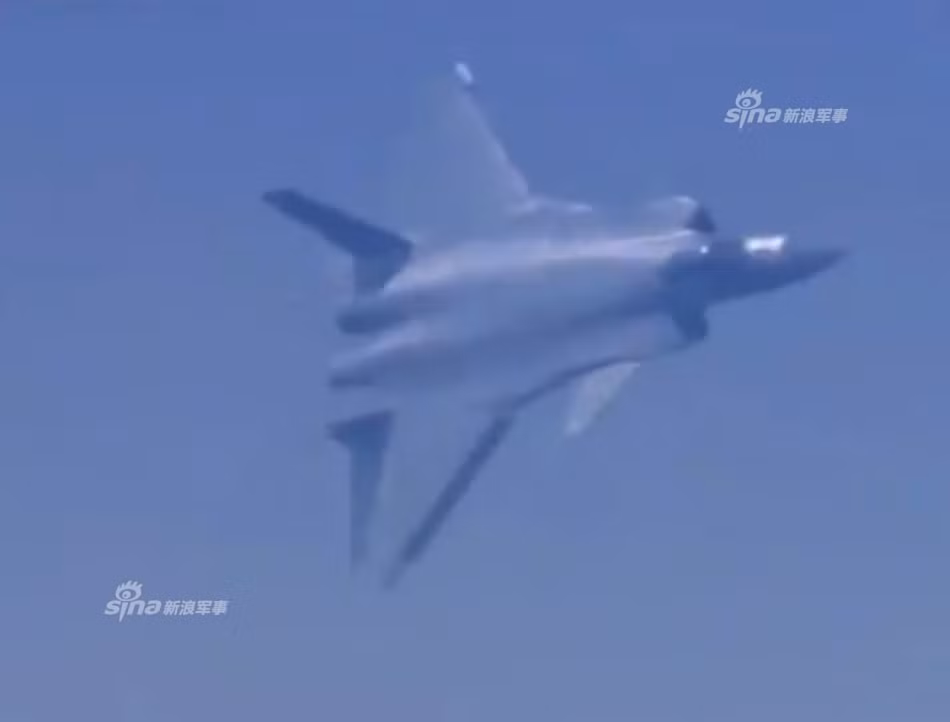 Mới đây, nhiều hình ảnh đã xuất hiện trên internet về một cuộc thử nghiệm J-20 nữa, tuy nhiên không thể xác định được trong cuộc thử nghiệm lần này chiếc J-20 đã được nâng cấp những gì. Nguồn ảnh: Sina.