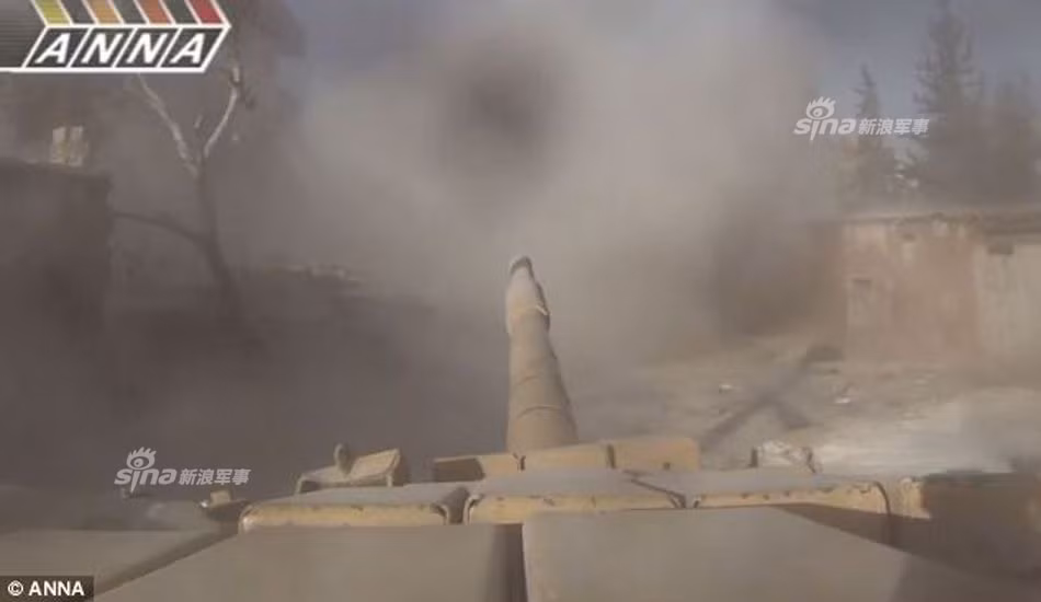 Thông thường, một tốp xe tăng từ 3 tới 4 chiếc sẽ cùng di chuyển trong một khu vực rộng lớn để càn quét đối phương. Chiến thuật dùng xe tăng này rất "lợi bất cập hại" vì dù giảm được thương vong do không dùng bộ binh nhưng nếu lọt ổ phục kích của đối phương, các xe tăng này sẽ rất khó thoát được do cồng kềnh, khó xoay sở, chiếc nọ chắn đường chiếc kia. Nguồn ảnh: ANNA.