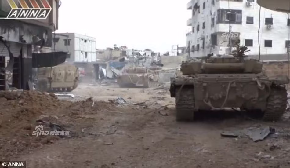 Một toán gồm nhiều xe tăng và một xe chiến đấu bộ binh cùng di chuyển. Khi tác chiến trong môi trường độ thị với nhiều tòa nhà cao tầng xung quanh, việc không có bộ binh tùng thiết lục soát, cảnh giới, bảo vệ tầm gần cho thiết giáp là điều rất nguy hiểm. Nguồn ảnh: ANNA.