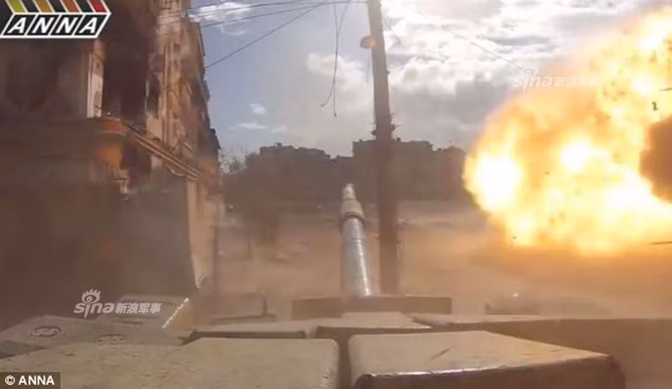 Một vụ nổ xảy ra ngay cạnh chiếc xe tăng được ghi lại, chỉ lệch vài mét nữa thôi số phận chiếc xe tăng này cùng kíp lái có lẽ đã chấm hết. Nguồn ảnh: ANNA.