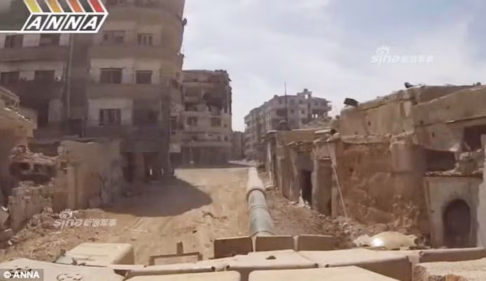 Đối phương có thể tấn công những chiếc xe tăng này từ bất cứ góc nào bên trong các tòa nhà đổ nát và việc quay đầu bỏ chạy là cực kỳ khó khăn do địa hình đô thị rất phức tạp. Nguồn ảnh: ANNA.