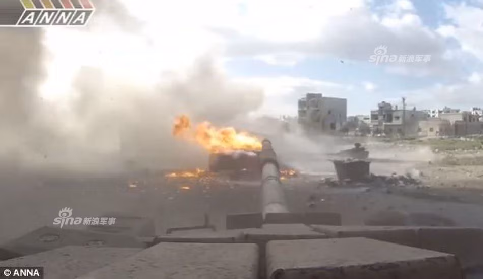 Tầm nhìn bên trong xe tăng đã bị hạn chế lại còn khó khăn hơn do khói và bụi bốc ra xung quanh xe tăng sau mỗi lần khai hỏa. Nguồn ảnh: ANNA.