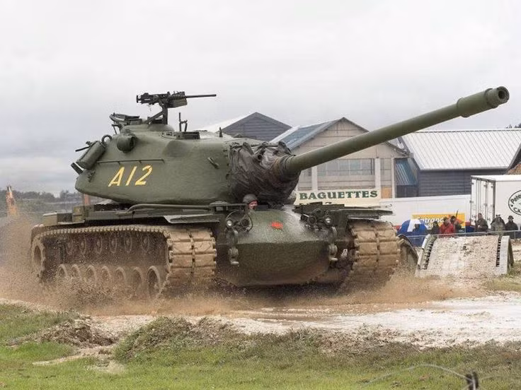 Được trang bị khẩu pháo 120 mm kèm theo đó là lớp giáp dày tương đương 254 mm, xe tăng hạng nặng M103 thực sự sẽ là một con quái vật nếu nó được triển khai trên chiến trường Việt Nam. Tuy nhiên trọng lượng lên tới 60 tấn của nó sẽ khiến việc cơ động trên chiến trường Việt Nam với kiểu địa hình bị chia cắt mạnh, nhiều đồi núi và đường đất sẽ trở thành nhiệm vụ cực kỳ khó khăn. Nguồn ảnh: Limits.