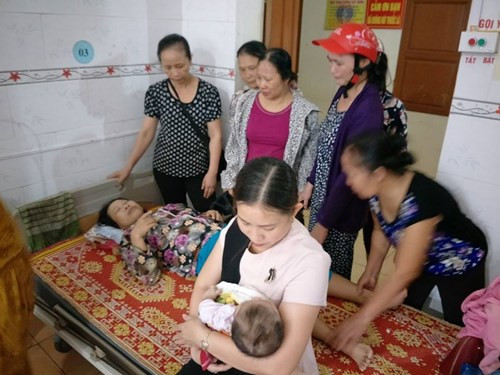Mẹ con chị Sâm được đưa vào BV đa khoa huyện cấp cứu. Mẹ con chị Sâm được đưa vào BV đa khoa huyện cấp cứu.