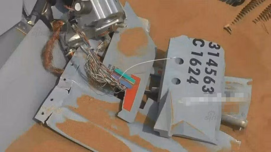 Những hình ảnh bằng chứng được lực lượng phiến quân đưa ra cho thấy, chiếc máy bay không người lái MQ-9 này đã bị "tan tành xác pháo" sau khi bị bắn hạ. Tuy nhiên, bộ phận số seri trên một vài thiết bị vẫn có thể nhận dạng được, từ con số này, người ta có thể truy ra nguồn gốc của chiếc máy bay qua các kênh gián điệm, tình báo một cách dễ dàng. Nguồn ảnh: Ajab.