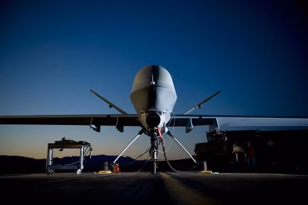 MQ-9 có khả năng bay liên tục 14 tiếng trên không, máy bay không người lái này cũng có tới 7 giá treo, có thể mang theo các loại bom đối đất, tên lửa đối không và các thiết bị áp chế điện tử khác tùy theo từng nhiệm vụ. Nguồn ảnh: Military.