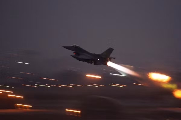 Chính vì vậy các đường băng quân sự khắp nơi trên thế giới thường khá "nhộn nhịp" vào buổi đêm, khi các phi công bắt đầu thực hành các chuyến bay đêm để có được một kỹ năng nhuần nhuyễn đến thuần thục. Nguồn ảnh: Defense.