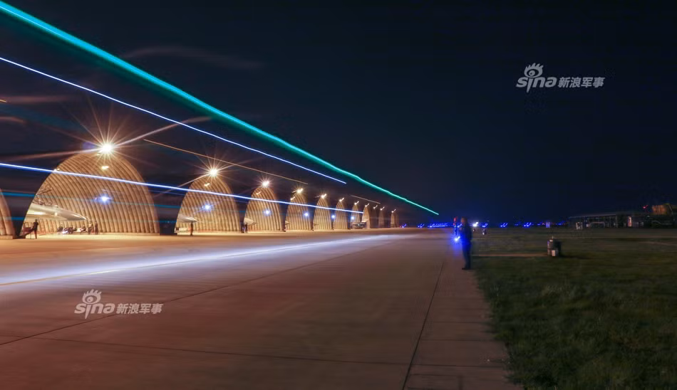 Chính vì vậy, chỉ những phi công đẳng cấp cao, quen máy bay, kỹ năng thuần thục đến mức "nhắm mắt" cũng hạ cánh được mới có thể bay đêm một cách hoàn hảo. Để làm được điều đó, tập luyện thường xuyên là điều không thể thiếu. Nguồn ảnh: Sina.