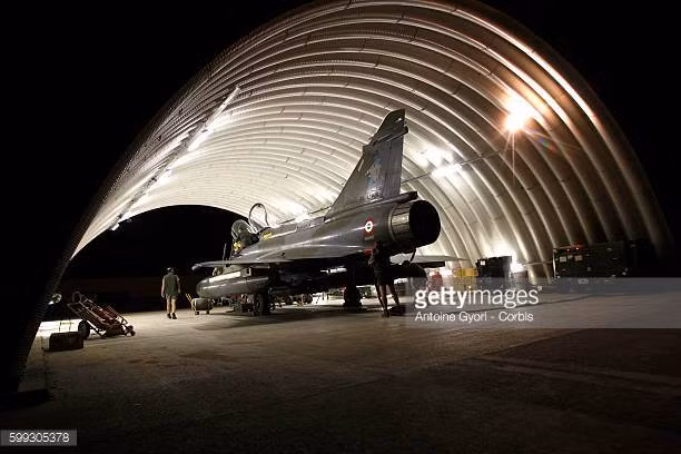 Việc có thể cất cánh và đánh đêm sẽ giúp các phi công chiến đấu tạo được ưu thế bất ngờ cho đối phương, việc tấn công ban đêm và di chuyển ở độ cao thấp sẽ giúp các phi công này né được các loại pháo cao xạ, súng phòng không nhắm bắn bằng mắt thường vì khi đó đối phương hoàn toàn "mù" còn phi công ngồi bên trong chiếc chiến đấu cơ trị giá vài chục triệu USD với một loạt các thiết bị hỗ trợ nhìn đêm sẽ có lợi thế lớn hơn rất nhiều. Nguồn ảnh: Getty.