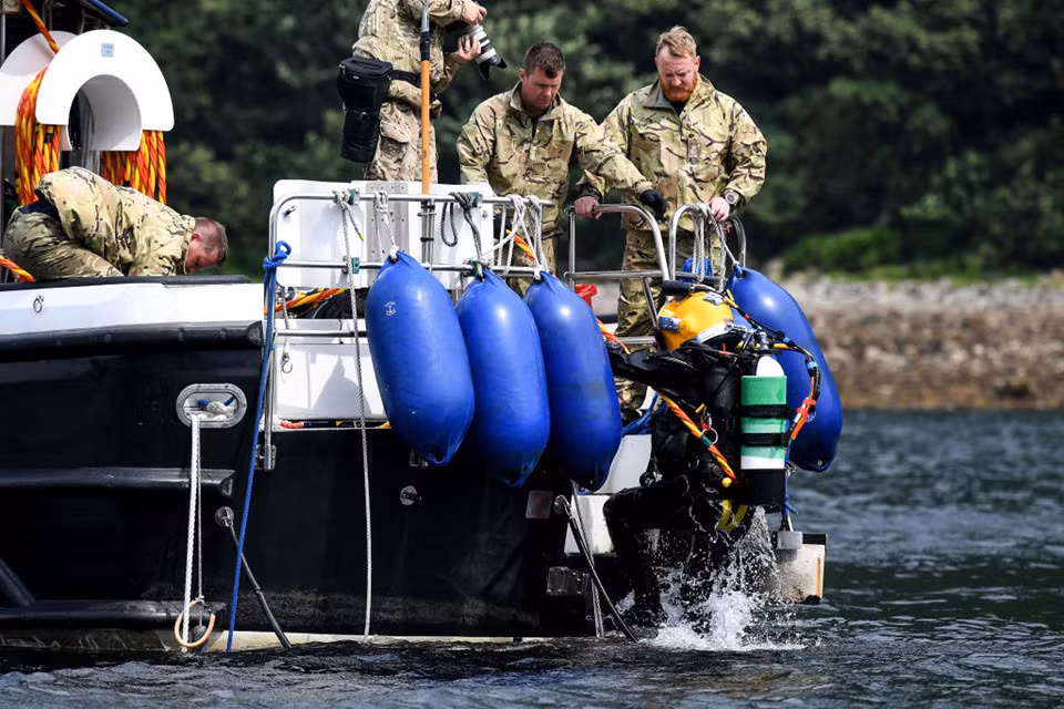 "Những quả bom động đất có lẽ là vũ khí huyền thoại nhất trong kho khí tài quân đội Anh", Tiến sĩ Iain Murray, giảng viên Đại học Dundee, người dành 10 năm để nghiên cứu cách thức trục vớt các quả bom từ đáy hồ, bày tỏ. Ảnh: Getty.