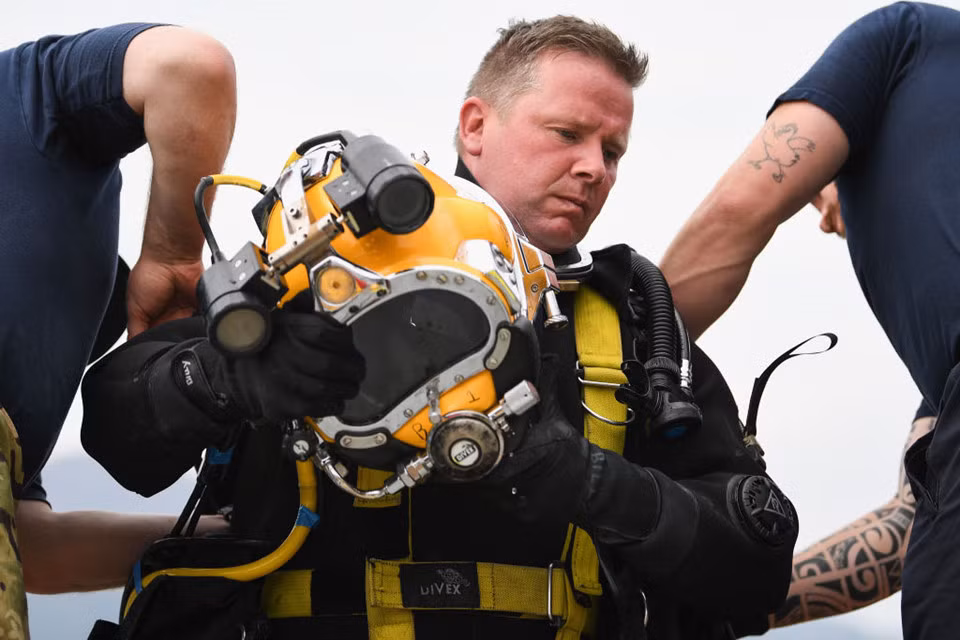 Các thợ lặn phải lặn sâu khoảng 50 mét để trục vớt số bom này. Các quả bom động đất sau đó sẽ được gửi tới 2 bảo tàng không quân Anh để trưng bày. Ảnh: Getty.