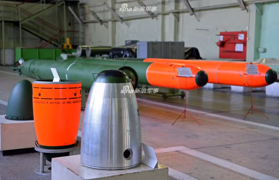 Trong ảnh là các loại ngư lôi hạng nặng 533mm và các phần đầu đạn, module dẫn đường ngư lôi tách rời. Nguồn ảnh: Sina.