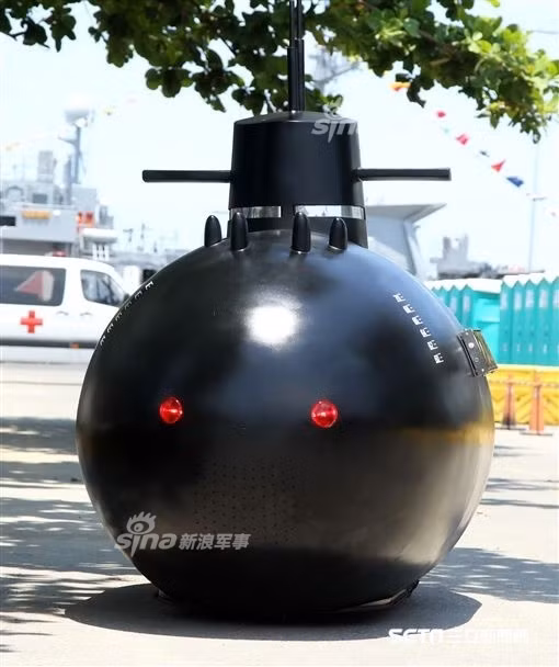 Cụ thể, chiếc tàu ngầm mini này của Hải quân Đài Loan chỉ dài 3,05 mét và rộng 1,5 mét với chỉ một chỗ ngồi. Sử dụng động cơ với công nghệ tương tự như AIP, phía Đài Loan cho biết con tàu này có thể hoạt động với tốc độ 5km/h. Nguồn ảnh: Sina.