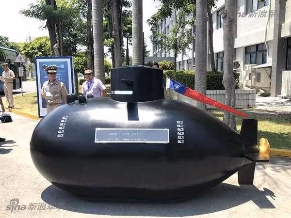 Chiếc tàu ngầm mini do Hải quân Đài Loan tự chế tạo vừa được trưng bày trong sân của Học viện Hải quân Đài Loan có kích thước rất nhỏ và chỉ vừa một người ngồi. Nguồn ảnh: Sina.