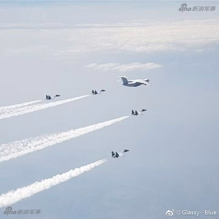Cư dân mạng Trung Quốc mới đây đang dậy sóng khi những hình ảnh đầu tiên về tiêm kích Su-35 bắt đầu tung cánh. Đây là những chiếc máy bay Sukhoi Su-35 mới nhất được nước này đặt mua từ Nga và mới được chuyển giao từ hồi đầu năm 2017 vừa rồi. Nguồn ảnh: Sina.