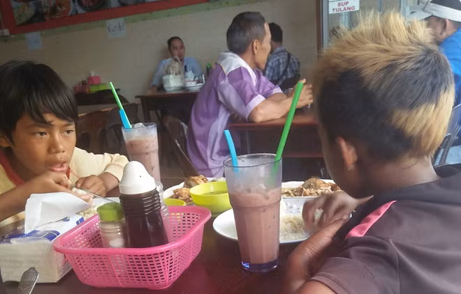 "Mot bua no" cua hai dua tre kiem an tu thung rac