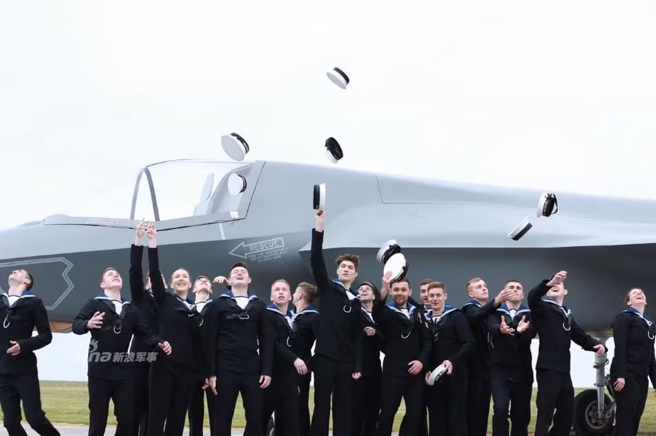 Các học viên phi công và lực lượng mặt đất của Không quân Hoàng gia Anh thích thú chụp ảnh lưu niệm cùng chiếc F-35 giả của Không quân nước này. Nguồn ảnh: Sina.