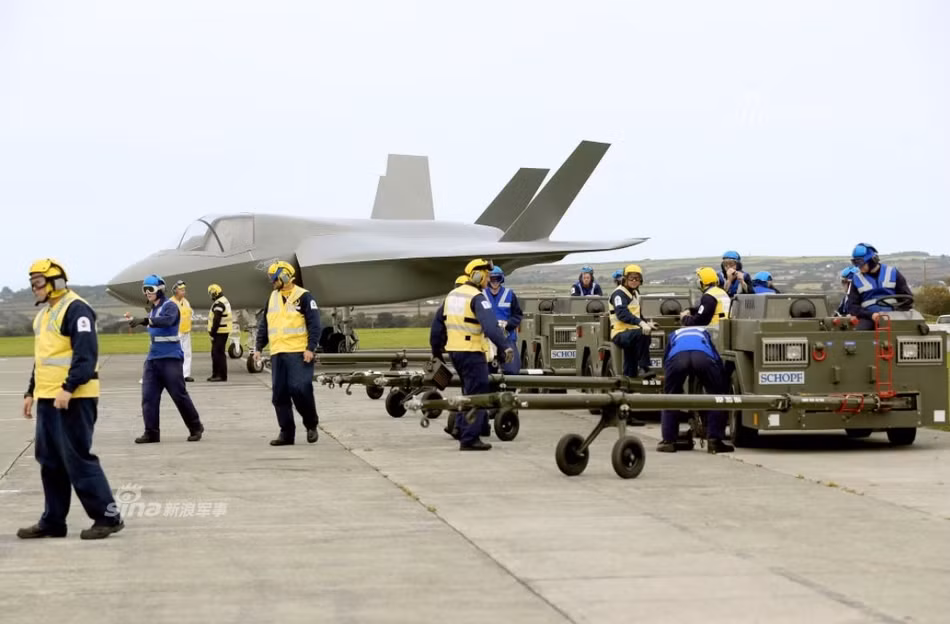 Các bài tập luyện chỉ xoay quanh việc cơ động, di chuyển những chiếc F-35 từ nhà chứa ra đường băng cất cánh và ngược lại. Nguồn ảnh: Sina.