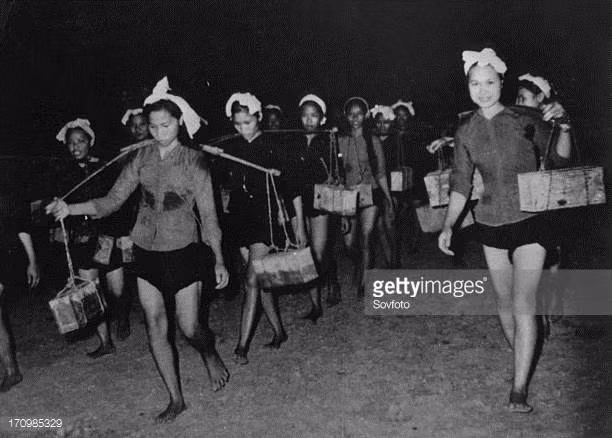 Trong nhiều trường hợp, xe tải không thể sử dụng được, sức người sẽ được thay thế, mỗi người vài chục kilogram, vài chục người là có thể vác được 1 tấn hàng di chuyển vài vài chục kilomet mỗi ngày. Nguồn ảnh: Getty.