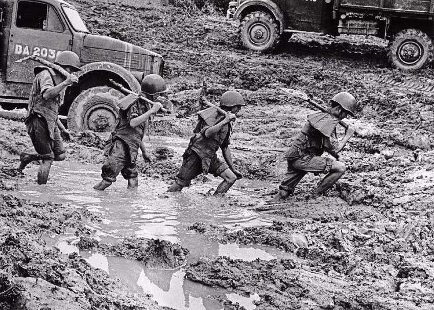Lực lượng Công binh, thanh niên xung phong và dân công hỏa tuyến túc trực trên tuyến đường Trường Sơn là những lực lượng vất vả bậc nhất. Để giữ cho con đường được thông suốt, họ đã phải đánh đổi rất nhiều máu của mình. Nguồn ảnh: Pinterest.