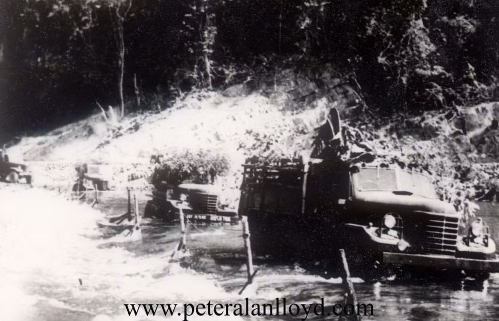 Việc di chuyển xe qua suối cũng rất nguy hiểm, ngoài việc nước lũ thượng nguồn có thể đổ xuống bất cứ lúc nào, những đoàn xe vận tải còn gặp phải một điều nguy hiểm nữa đó là máy bay Mỹ có thể phát hiện ra họ từ rất xa do lòng suối nhiều chỗ rộng hàng trăm mét, cực kỳ trống trải không có cây cối che chắn. Nguồn ảnh: Alan.