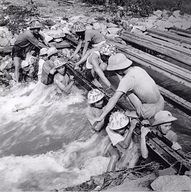 Đường mòn Hồ Chí Minh chạy vắt qua khu vực hiểm trở bậc nhất Đông Nam Á với địa hình bị chia cắt mạnh, rất nhiều sông, suối núi đồi, có những con sông chỉ xuất hiện khi phía thượng nguồn cách đó hàng trăm kilomet có mưa lớn, khiến việc di chuyển cực kỳ nguy hiểm khi không ai biết rõ được khi nào nước lũ sẽ kéo về. Nguồn ảnh: Pinterest.