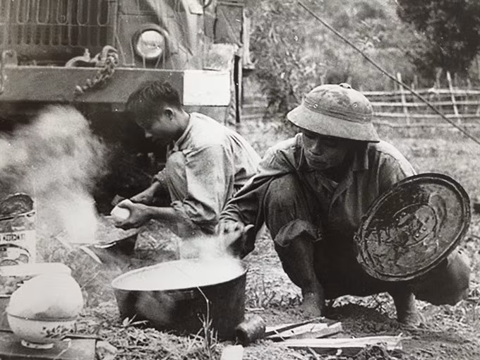 Bữa cơm của lính vận tải trên đường chở đạn vào Nam. Nguy hiểm nhất chính là những chiếc xe chở đạn dược, chỉ cần một mồi lửa nhỏ, hoặc thậm chí rung lắc mạnh dẫn đến va chạm cũng có thể biến cả người, xe và hàng thành biển lửa. Nguồn ảnh: Breaking.