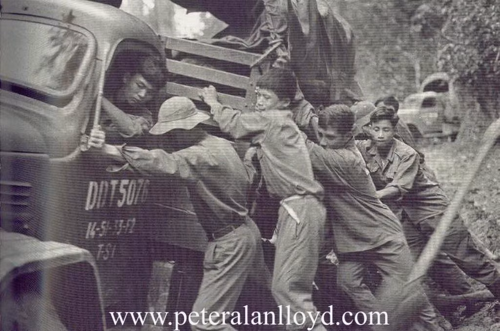 Để tiếp tế cho lực lượng miền Nam chiến đấu chống lại quân xâm lược Đế quốc Mỹ và đồng minh, từng viên đạn, quả đạn pháo đã được hàng vạn bộ đội - dân quân vận chuyển trên hàng nghìn km qua tuyến đường Trường Sơn. Tuy nhiên cuộc hành trình này không hề đơn giản. Nguồn ảnh: Alan