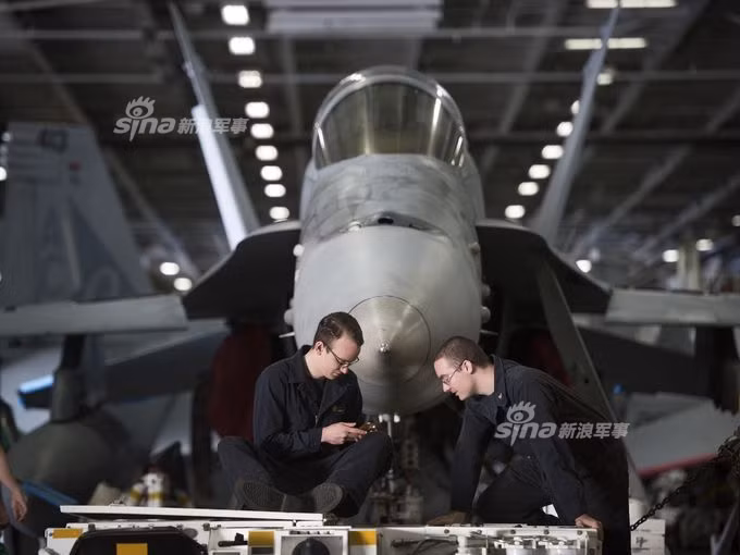 Các kỹ sư hàng không luôn bận rộn với hàng chục máy bay và hàng trăm thiết bị bay cần phải bảo dưỡng, kiểm tra liên tục. Nguồn ảnh: USnavy.