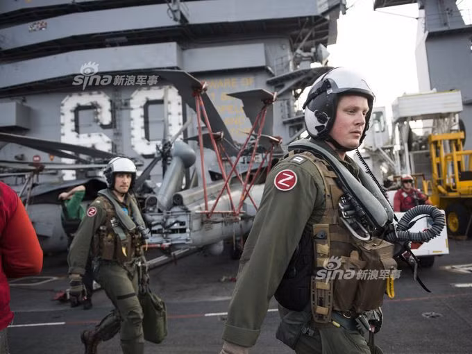 Ngay cả các phi công cũng luôn trong trạng thái căng thẳng, ngoài những lúc bay trên không, họ còn phải bàn bạc, thống nhất đường bay, chiến thuật và lựa chọn vũ khí phù hợp. Nguồn ảnh: USnavy.