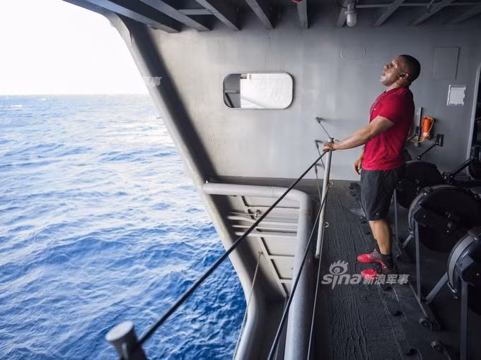 Trong giờ giải lao, các nhân viên trên tàu thường tìm đến khi vực phòng gym để vừa được tập thể hình, vừa được ngắm biển xanh mênh mông. Nguồn ảnh: USnavy.