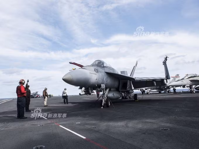 Trong thời gian diễn ra huấn luyện cất-hạ cánh và phối hợp tác chiến giữa lực lượng Không quân hải quân và Hải quân, khối lượng công việc còn tăng lên rất nhiều. Nguồn ảnh: USnavy.