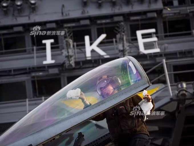 Trong khi những máy bay vừa hạ cánh được nhận sự chăm sóc đặc biệt từ các kỹ sư bảo dưỡng hàng không. Nguồn ảnh: USnavy.