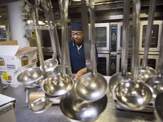 Nhà bếp trên tàu hoạt động 24/24, đảm bảo mọi ca trực sẽ luôn có đồ ăn nóng để lót dạ khi cần. Nguồn ảnh: USnavy.