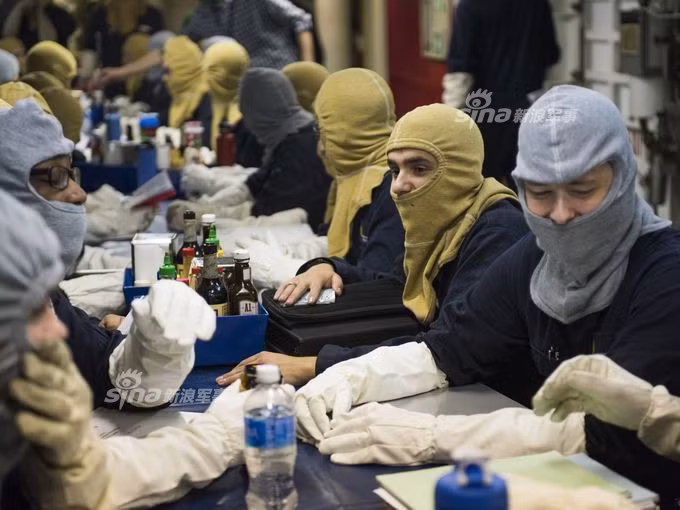 Khi ngồi vào bàn ăn, các lực lượng thường trực vẫn trong tư thế sẵn sàng chiến đấu. Nguồn ảnh: USnavy.