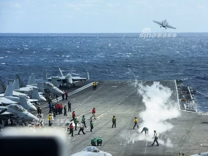 Những pha cất cánh "tóe khói" trên tàu sân bay Mỹ. Nguồn ảnh: USnavy.