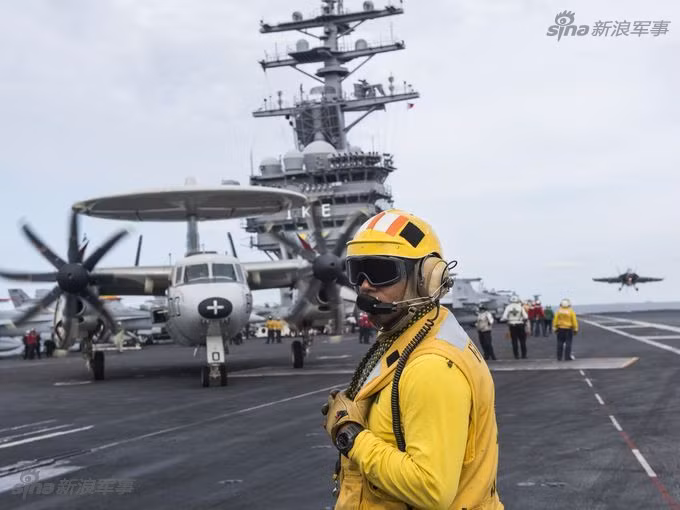 Một ngày trên tàu sân bay Mỹ kéo dài 24 tiếng với hai kíp trực mỗi kíp 12 tiếng kèm theo khối lượng công việc khổng lồ. Các tàu sân bay Mỹ luôn đảm bảo thời gian túc trực hoạt động 24/7 và liên tục có các kíp chiến đấu thường trực. Nguồn ảnh: USnavy.