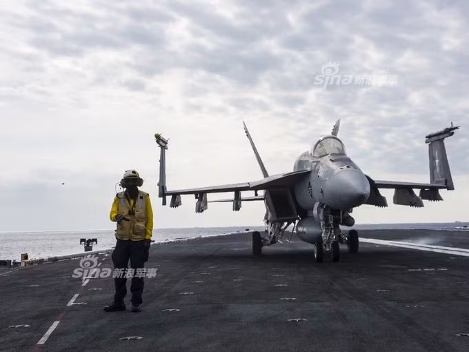 Đường băng trên những tàu sân bay của Mỹ luôn tấp nập máy bay hoạt động liên tục. Trong trường hợp không có huấn luyện cất hạ cánh, cũng luôn có các máy bay trực chiến sẵn sàng cất cánh mọi lúc. Nguồn ảnh: USnavy.